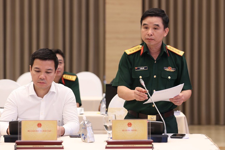 Đại tá Lê Văn Sơn, Phó Cục trưởng Cục Chính sách - Xã hội, Tổng cục Chính trị Quân đội nhân dân Việt Nam, thông tin tại họp báo. Ảnh: VGP/Nhật Bắc.