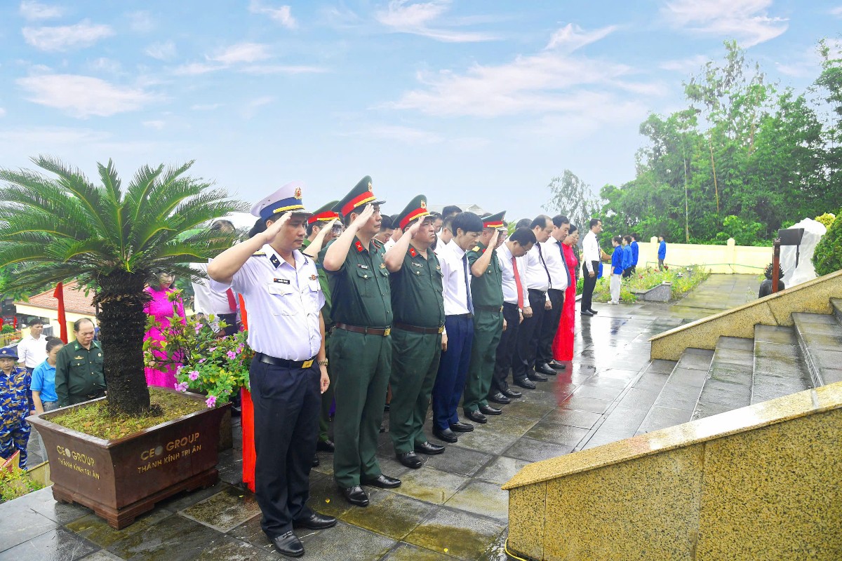 Các đại biểu tham dự Lễ dâng hương tưởng niệm các Anh hùng liệt sĩ. Ảnh: Hoàng Phương.