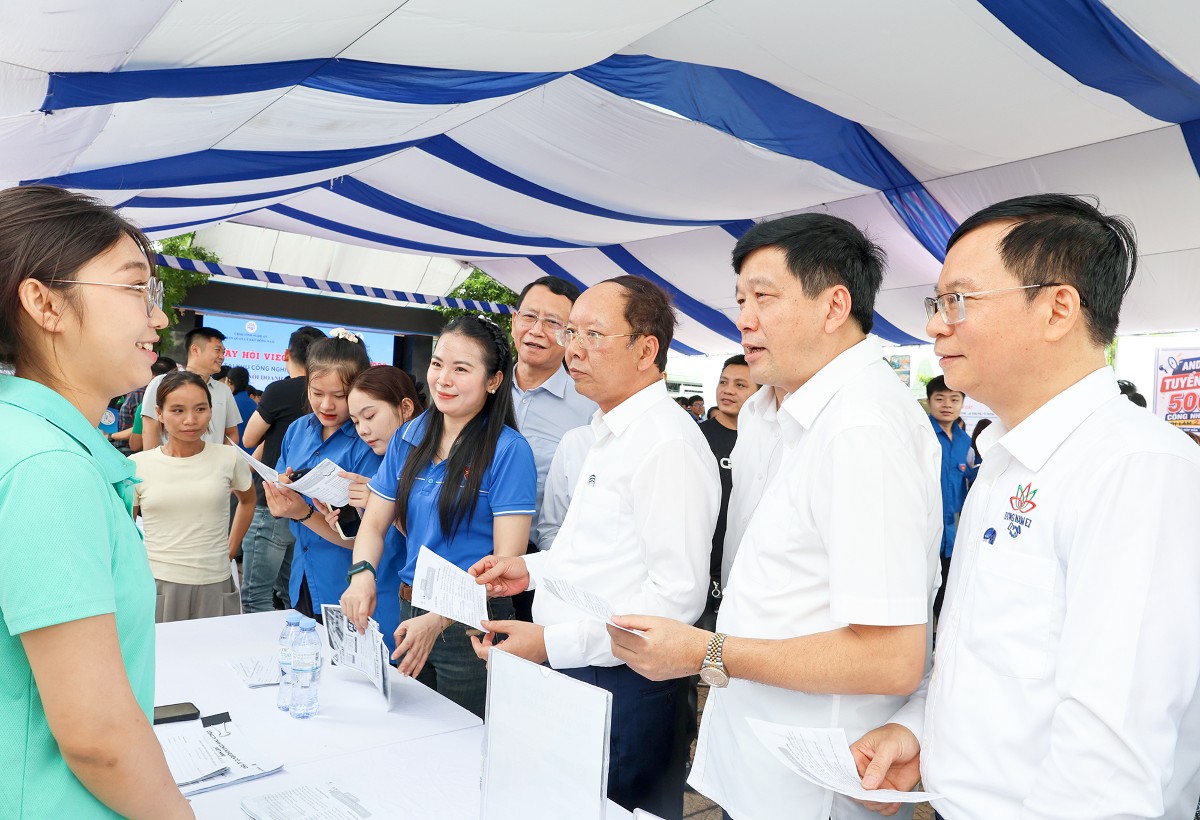 Phó Chủ tịch Thường trực UBND tỉnh Nghệ An Bùi Thanh An cùng lãnh đạo các Sở, ngành và người lao động nghe tư vấn, tuyển dụng lao động làm việc tại các doanh nghiệp; tư vấn học nghề, định hướng việc làm trong tương lai.