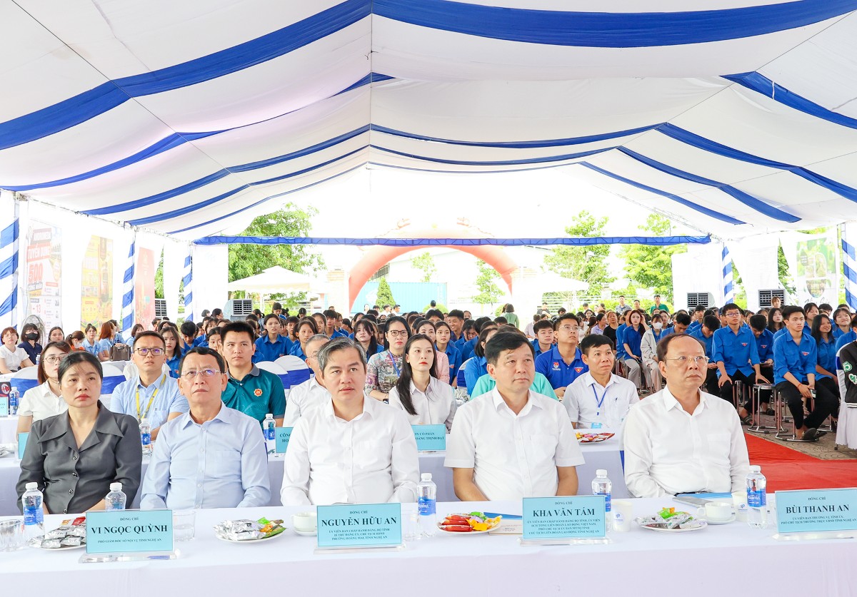Các đại biểu cùng hàng nghìn người lao động tham dự chương trình tại Khu công nghiệp Hoàng Mai I
