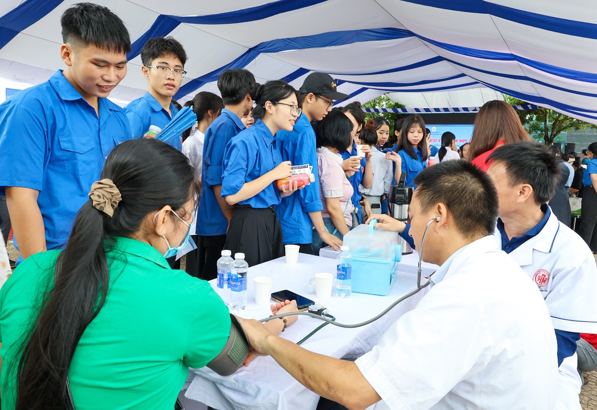 Tại ngày hội, người lao động được khám sức khoẻ miễn phí.