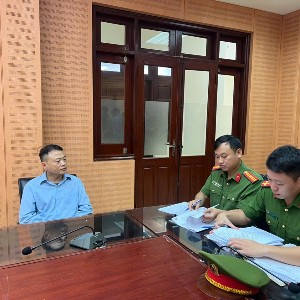 Cơ quan công an làm việc với Nguyễn Hòa Bình. Ảnh: Cổng thông tin điện tử Công an TP Hà Nội.