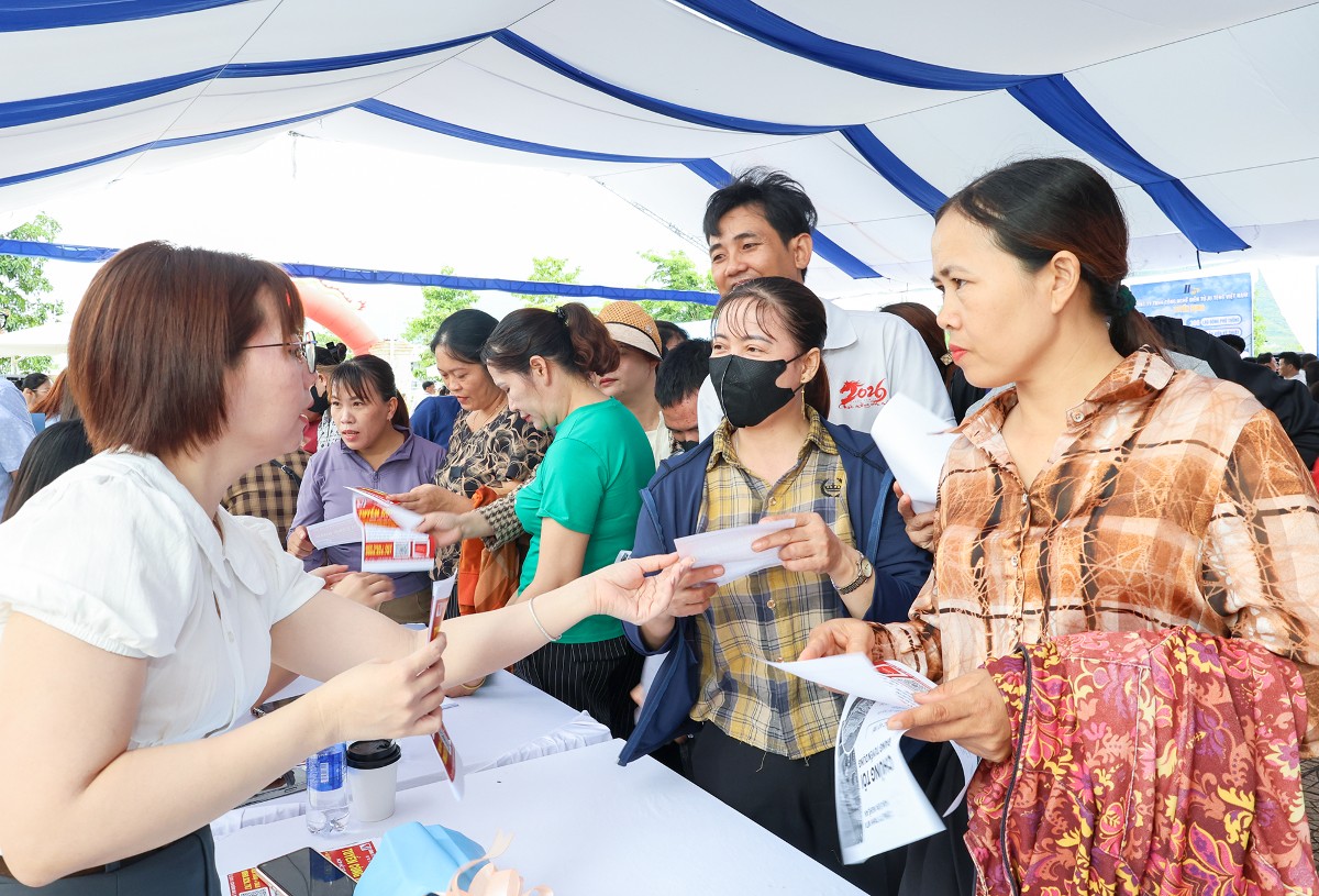Người lao động trao đổi trực tiếp với đại diện doanh nghiệp về điều kiện làm việc.