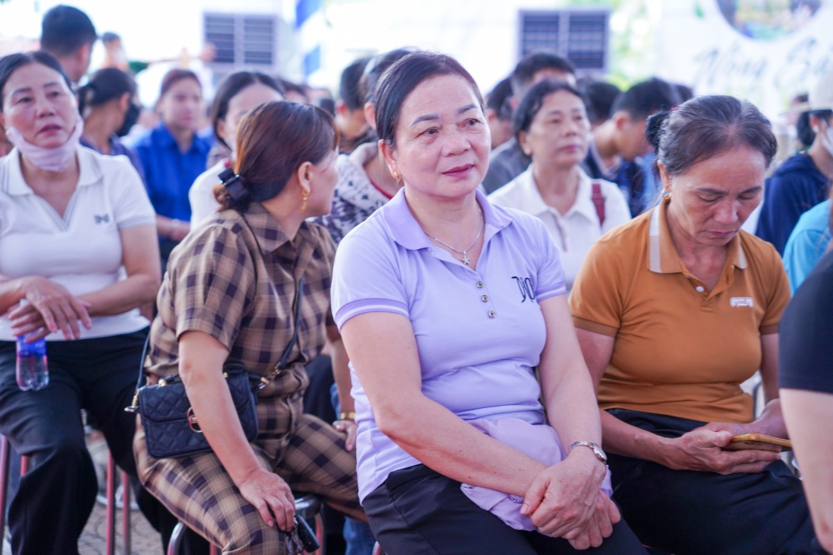 Người lao động được tư vấn kỹ về chính sách tiền lương và phúc lợi.