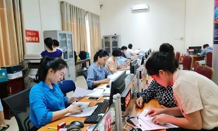 Cán bộ Trung tâm Dịch vụ việc làm tỉnh Thanh Hóa hướng dẫn người lao động hoàn thiện hồ sơ hưởng bảo hiểm thất nghiệp