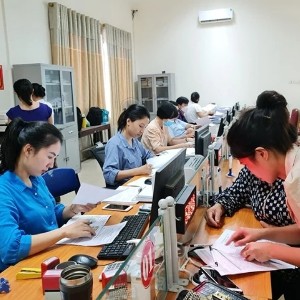 Cán bộ Trung tâm Dịch vụ việc làm tỉnh Thanh Hóa hướng dẫn người lao động hoàn thiện hồ sơ hưởng bảo hiểm thất nghiệp