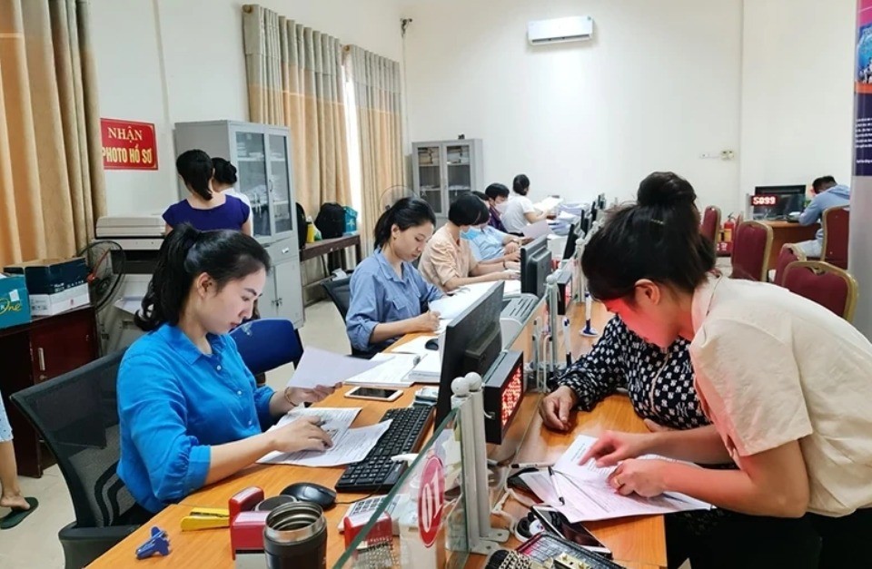 Cán bộ Trung tâm Dịch vụ việc làm tỉnh Thanh Hóa hướng dẫn người lao động hoàn thiện hồ sơ hưởng bảo hiểm thất nghiệp