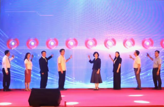 Thực hiện nghi thức khai mạc Phiên chợ.