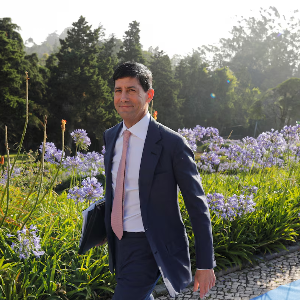 Chủ tịch Fed Kevin Warsh tới dự hội nghị thường niên của Ngân hàng Trung ương châu Âu (ECB) ở Sintra, Bồ Đào Nha, hôm 30/6 - Ảnh: Reuters.