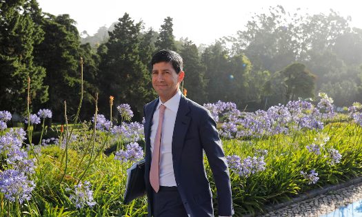 Chủ tịch Fed Kevin Warsh tới dự hội nghị thường niên của Ngân hàng Trung ương châu Âu (ECB) ở Sintra, Bồ Đào Nha, hôm 30/6 - Ảnh: Reuters.