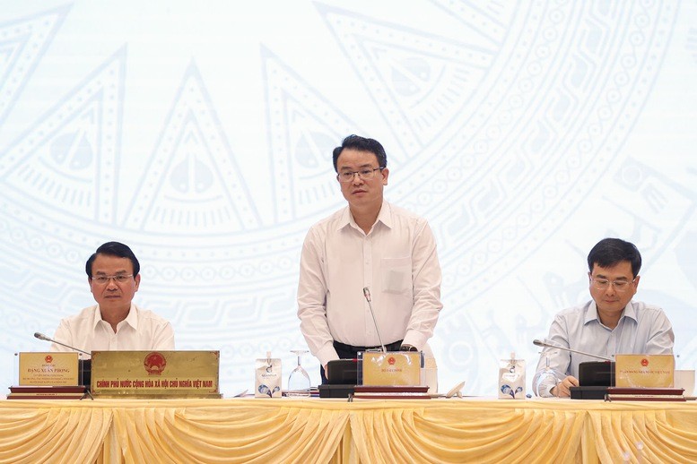 Thứ trưởng Bộ Tài chính Trần Quốc Phương trả lời câu hỏi về phương án chấm điểm thực hiện giải ngân kế hoạch vốn đầu tư công của Tạp chí Kinh tế Việt Nam/VnEconomy. Ảnh: VGP