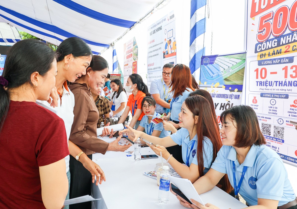 Đông đảo người lao động tham dự Ngày hội việc làm tại Khu công nghiệp Hoàng Mai I