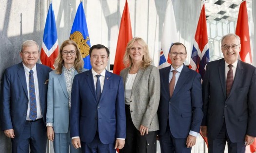 Deputy Minister of Industry and Trade Nguyen Sinh Nhat Tan (3rd from L)) and representatives of the European Free Trade Association (EFTA) member states attend the EFTA Ministerial Meeting in Iceland. - (Photo: tapchicongthuong.vn)