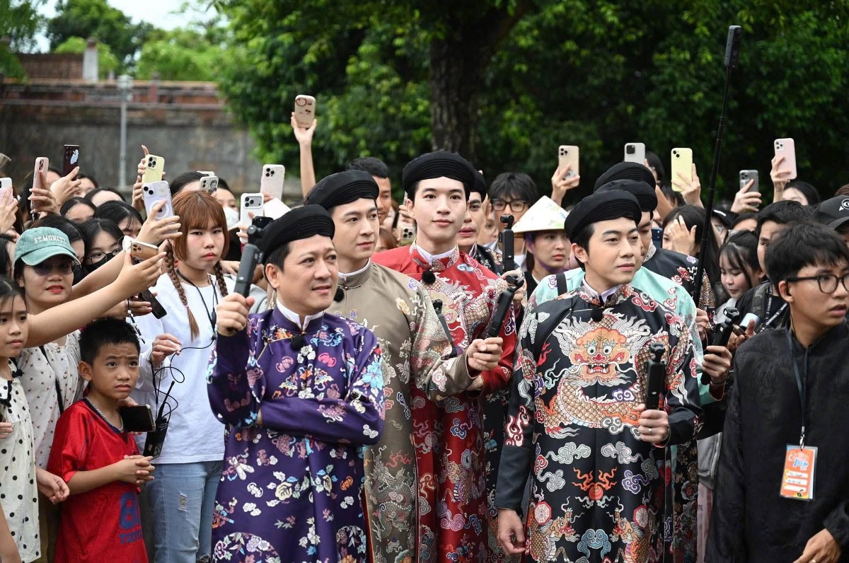 Sự xuất hiện của nhiều nghệ sĩ tạo thêm sức hút cho Ngày hội Việt phục.