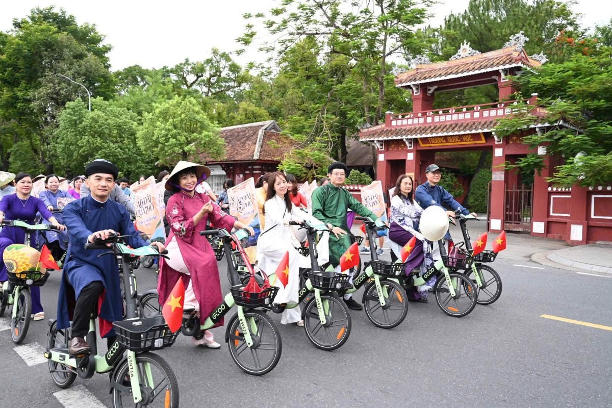 Đoàn xe đạp khởi hành từ khu vực quảng trường trước Trường Trung học phổ thông chuyên Quốc Học Huế.