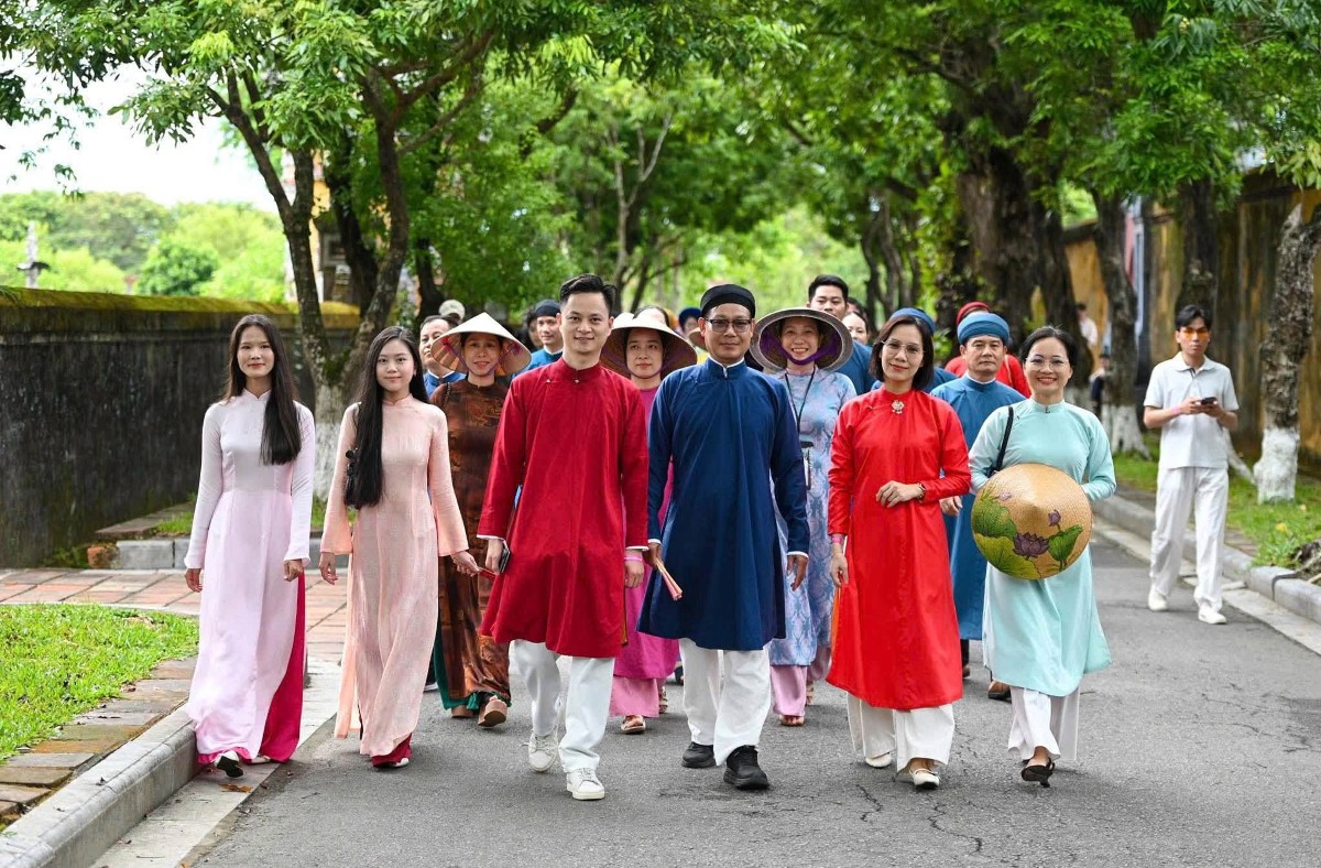 Những tà áo dài thướt tha hòa quyện cùng sắc màu Việt phục trong không gian di sản.