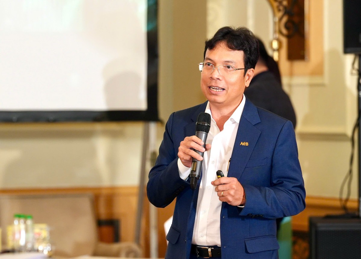 Ông Ngô Tấn Long, Phó Tổng giám đốc ACB trình bày giải pháp toàn diện tại Hội nghị “Đối thoại SME 2026: Chính sách mở đường - Doanh nghiệp cất cánh”. Ảnh: ACB.