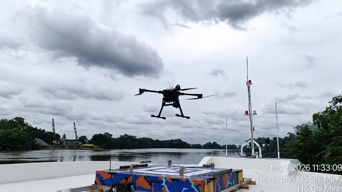 UAV của CT UAV đáp tự động không dừng trên tàu thủy đang chạy tốc độ cao. Ảnh: CT Group.