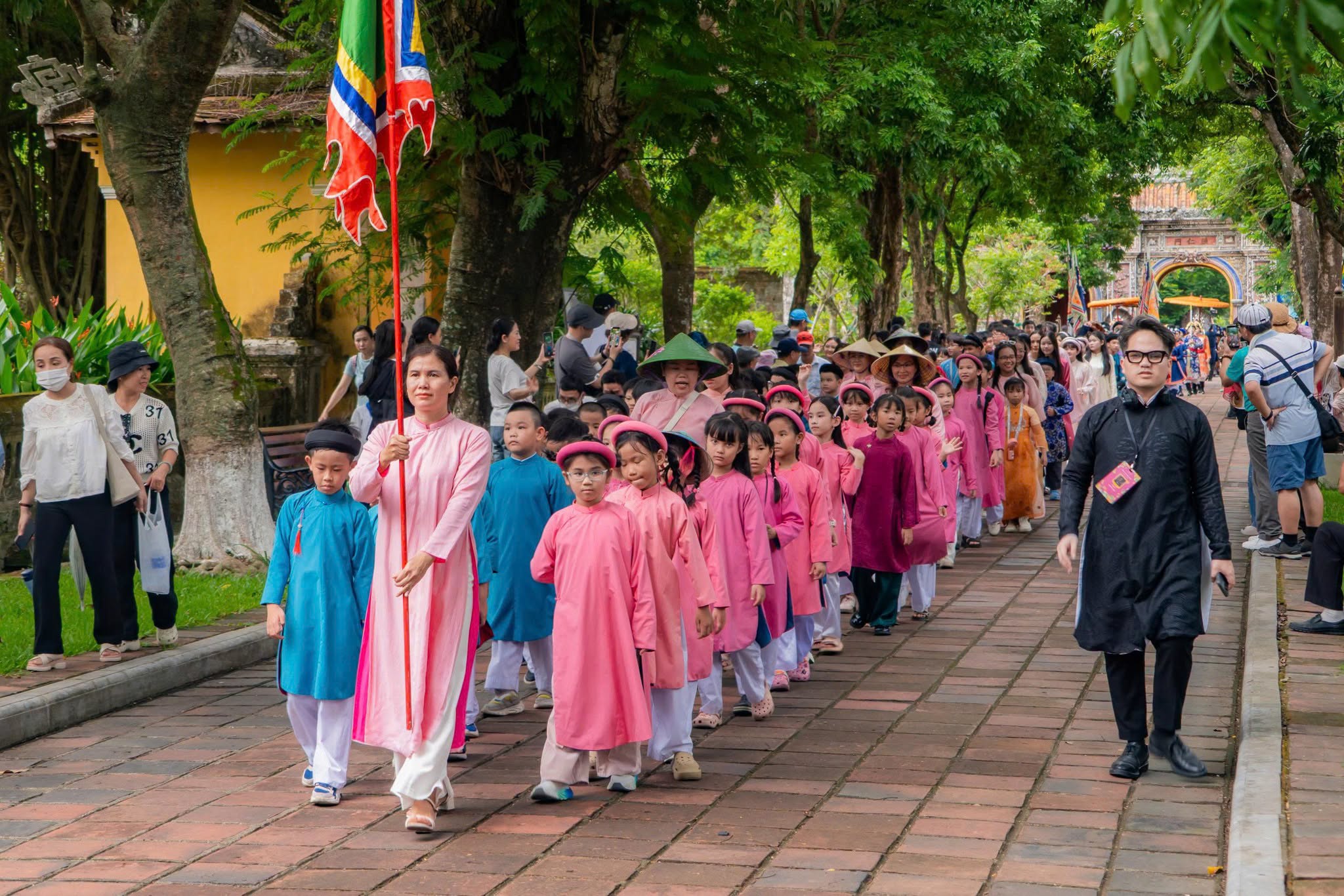 Các em nhỏ trong trang phục truyền thống góp phần tạo nên không khí rộn ràng của ngày hội.