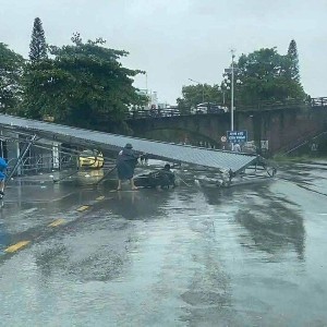 Một mái tôn gãy đổ do bão số 1 ở Quảng Ninh.