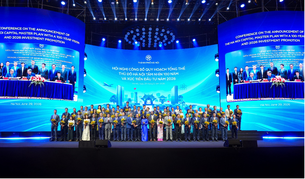 G-Group representative receives the MoU on semiconductor cooperation at the Conference on the announcement of the Hanoi Capital Master plan with a 100-year Vision and 2026 Investment Promotion