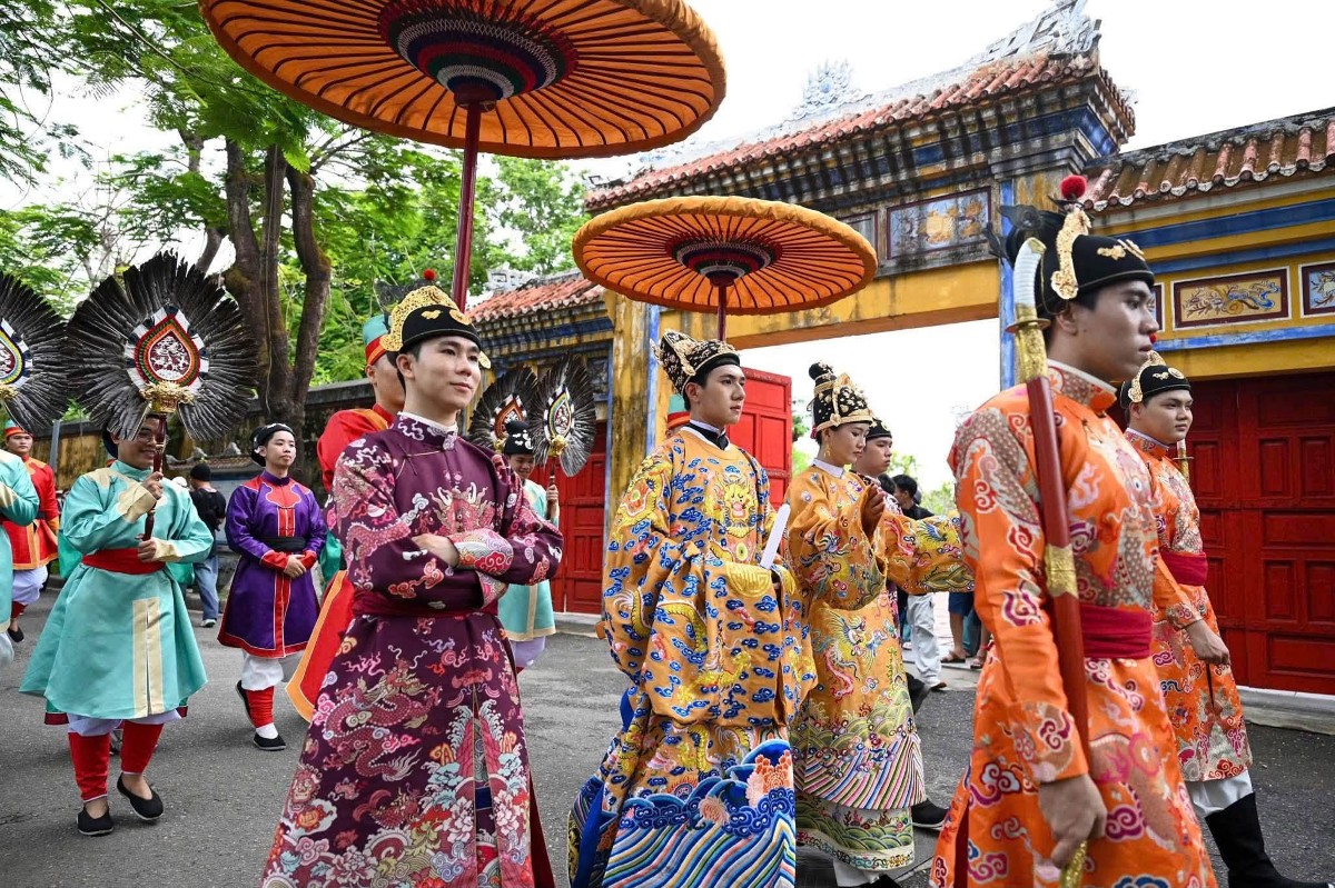 Mỗi điểm đoàn đi qua đều nhận được sự chào đón nồng nhiệt của người dân và du khách, tạo nên không khí lễ hội sôi động giữa lòng Cố đô.
