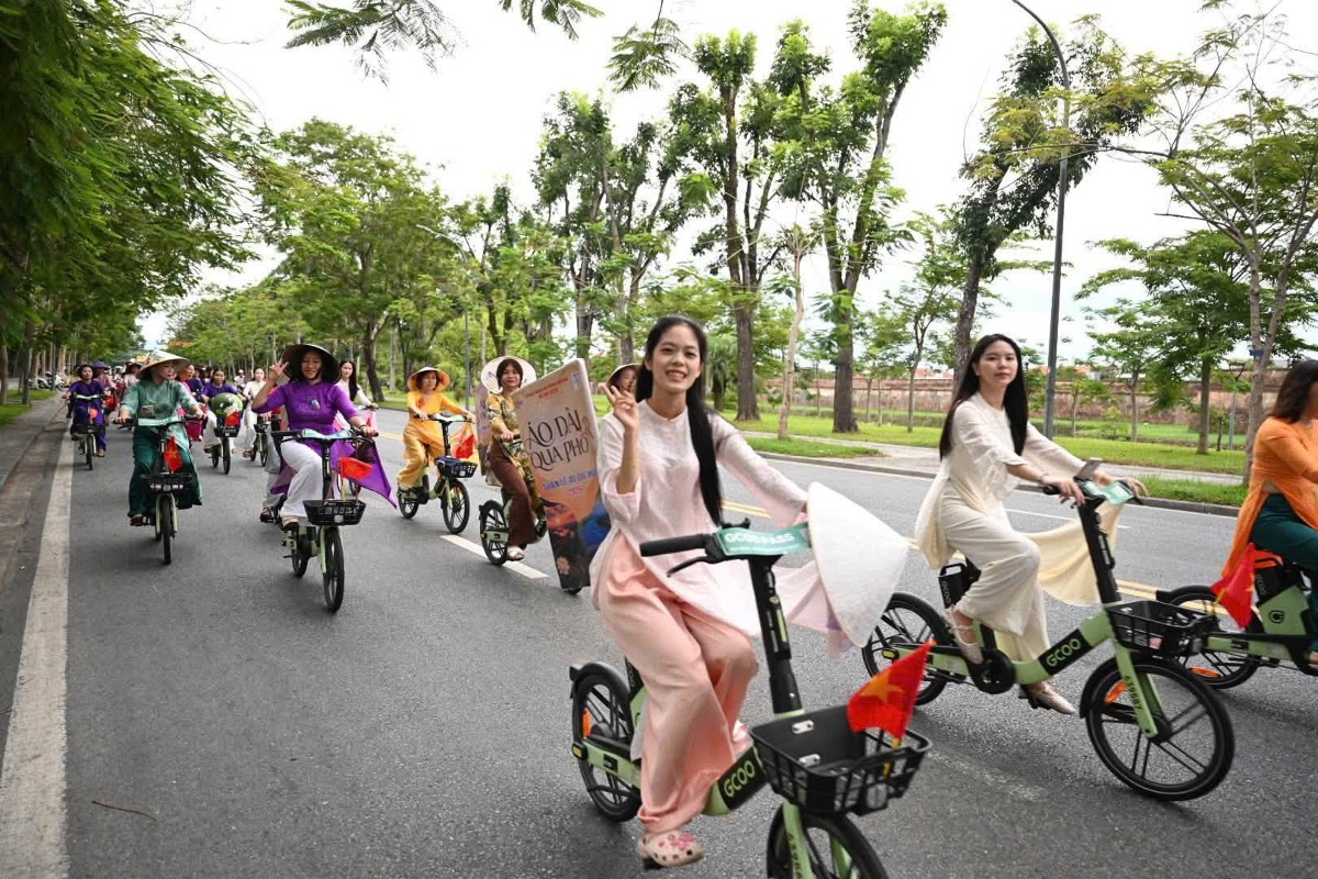 Hoạt động "Áo dài qua phố" mang đến hình ảnh đẹp về lối sống xanh giữa lòng Cố đô.