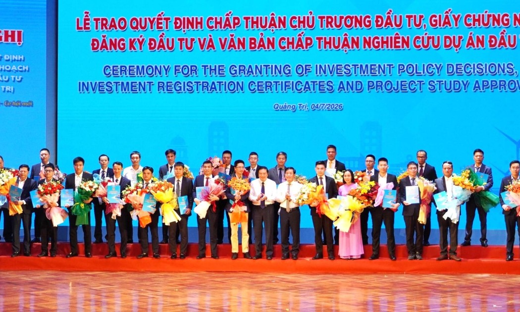 Lãnh đạo tỉnh Quảng Trị trao Quyết định chấp thuận chủ trương đầu tư, Giấy chứng nhận đăng ký đầu tư và chấp thuận nghiên cứu dự án đầu tư cho các nhà đầu tư