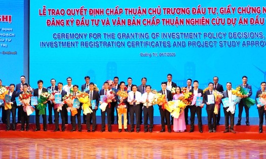 Lãnh đạo tỉnh Quảng Trị trao Quyết định chấp thuận chủ trương đầu tư, Giấy chứng nhận đăng ký đầu tư và chấp thuận nghiên cứu dự án đầu tư cho các nhà đầu tư