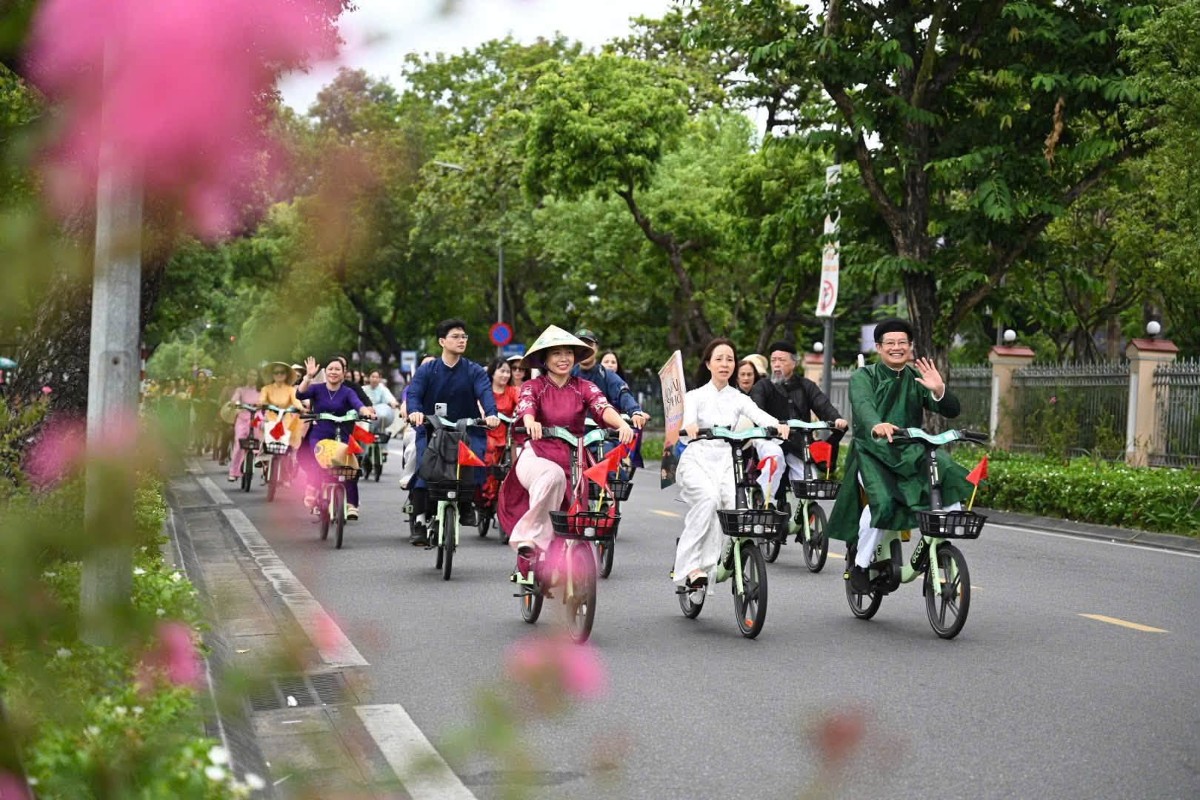 Hơn 200 đại biểu mặc áo dài tham gia chương trình đạp xe vì môi trường "Áo dài qua phố" tại thành phố Huế.
