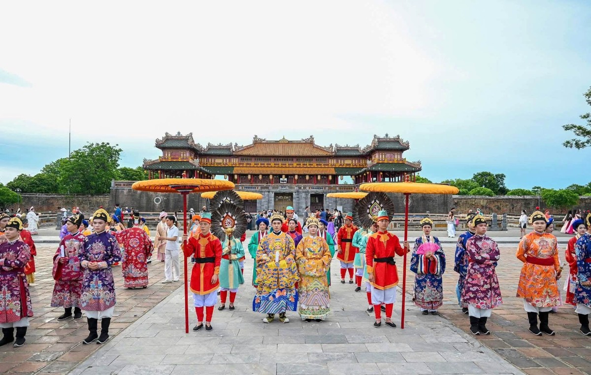 Màn tái hiện đoàn Ngự giá triều Nguyễn thu hút sự quan tâm của đông đảo người dân và du khách.