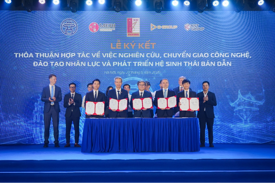 Mr. Truong Viet Dung, Vice Chairman of the Hanoi People's Committee, joins representatives of partner institutions and businesses at the signing ceremony.