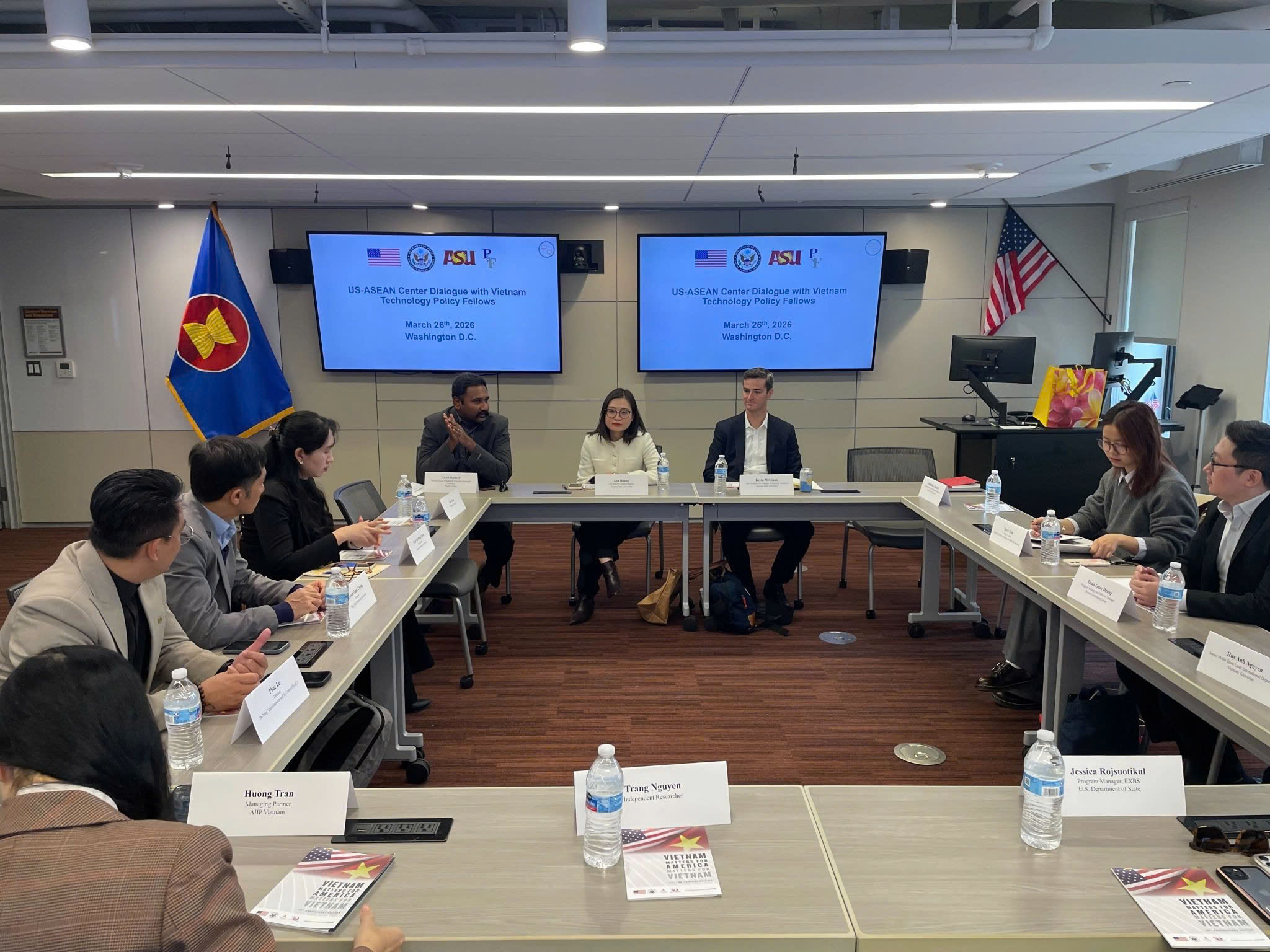 Bà Tuyết Trần (ngoài cùng bên phải), trong cuộc trao đổi với Trung tâm Hoa Kỳ - ASEAN (US-ASEAN Center), thảo luận về ngành công nghiệp bán dẫn, chuỗi cung ứng toàn cầu và triển vọng hợp tác giữa Hoa Kỳ và Việt Nam trong lĩnh vực bán dẫn