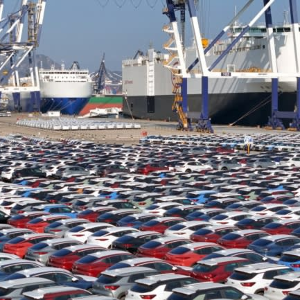Cảng Yantai ở tỉnh Sơn Đông, Trung Quốc. EU lo ngại làn sóng xe điện Trung Quốc tràn vào thị trường có thể gây sức ép lớn lên các hãng xe châu Âu. - Ảnh: China Daily/Reuters.