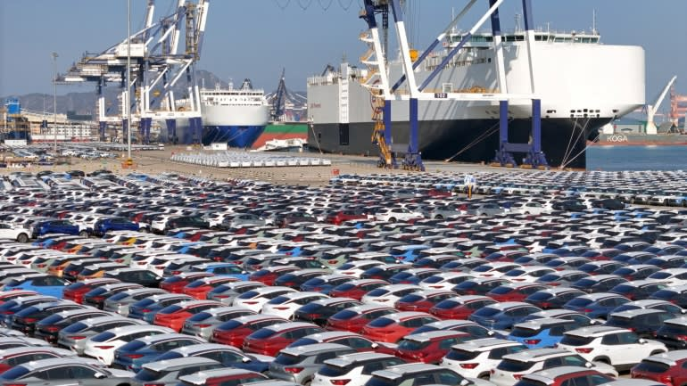 Cảng Yantai ở tỉnh Sơn Đông, Trung Quốc. EU lo ngại làn sóng xe điện Trung Quốc tràn vào thị trường có thể gây sức ép lớn lên các hãng xe châu Âu. - Ảnh: China Daily/Reuters.