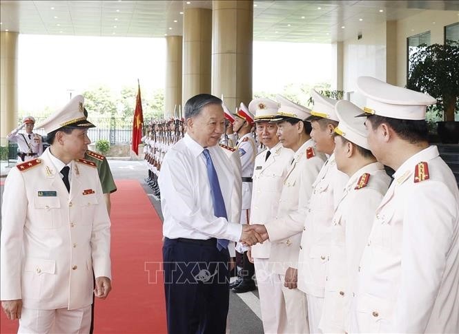 Tổng Bí thư, Chủ tịch nước Tô Lâm thăm và làm việc tại Trung tâm Kỹ thuật nghiệp vụ Bộ Công an.Ảnh: TTXVN