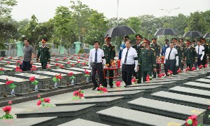 Phó Thủ tướng Thường trực Phạm Gia Túc và các đại biểu truy điệu hài cốt liệt sĩ - Ảnh: VGP.