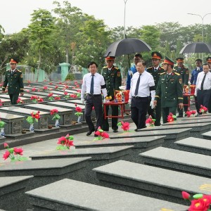 Phó Thủ tướng Thường trực Phạm Gia Túc và các đại biểu truy điệu hài cốt liệt sĩ - Ảnh: VGP.
