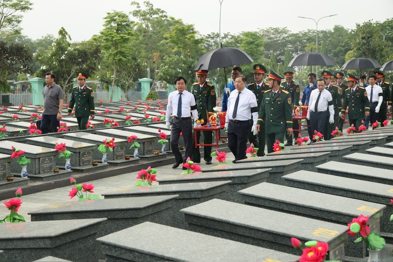 Phó Thủ tướng Thường trực Phạm Gia Túc và các đại biểu truy điệu hài cốt liệt sĩ - Ảnh: VGP.
