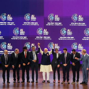 Thủ tướng Ấn Độ Narendra Modi chụp ảnh với các CEO công nghệ tại hội nghị thượng đỉnh AI toàn cầu ở Ấn Độ, thán 2/2026 - Ảnh: Bloomberg.