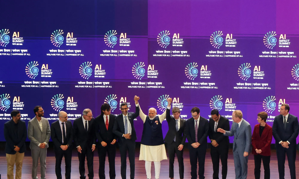 Thủ tướng Ấn Độ Narendra Modi chụp ảnh với các CEO công nghệ tại hội nghị thượng đỉnh AI toàn cầu ở Ấn Độ, thán 2/2026 - Ảnh: Bloomberg.