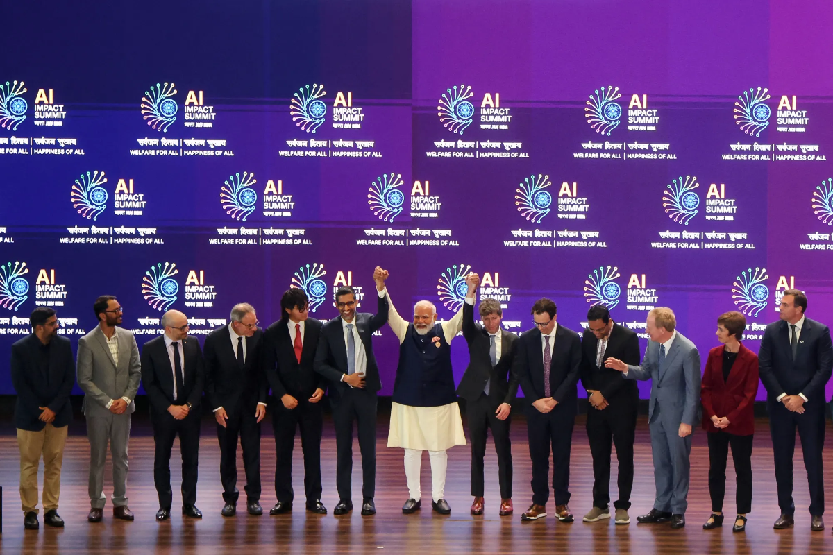 Thủ tướng Ấn Độ Narendra Modi chụp ảnh với các CEO công nghệ tại hội nghị thượng đỉnh AI toàn cầu ở Ấn Độ, thán 2/2026 - Ảnh: Bloomberg.
