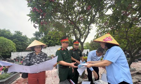 Khảo sát thông tin mộ liệt sĩ tại Hà Nội. Ảnh: Thu Nguyễn.