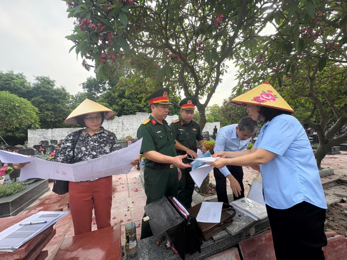 Khảo sát thông tin mộ liệt sĩ tại Hà Nội. Ảnh: Thu Nguyễn.