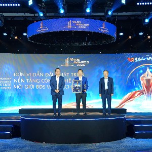 Ông Phạm Văn Dũng - Phó Tổng giám đốc Thiên Khôi Group, Tổng giám đốc Thiên Khôi miền Nam đại diện Thiên Khôi Group lên nhận giải. Ảnh: BTC.