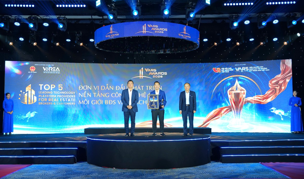 Ông Phạm Văn Dũng - Phó Tổng giám đốc Thiên Khôi Group, Tổng giám đốc Thiên Khôi miền Nam đại diện Thiên Khôi Group lên nhận giải. Ảnh: BTC.