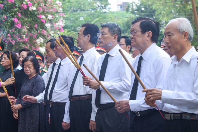 Thủ tướng Chính phủ Lê Minh Hưng và các đại biểu dâng hương tại tượng đài Cố Tổng Bí thư Trần Phú và Bia tưởng niệm các Anh hùng liệt sĩ tại Công viên Lê Thị Riêng - Ảnh: VGP