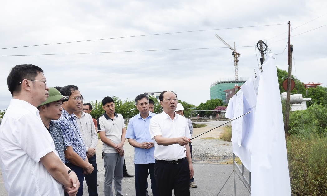 Phó Chủ tịch Thường trực UBND tỉnh Nghệ An Bùi Thanh An kiểm tra dự án Tuyến đường tránh Quốc lộ 1A đoạn Quỳnh Hậu - Quỳnh Hồng - Quỳnh Diễn - Quỳnh Giang, huyện Quỳnh Lưu (cũ) do UBND xã Quỳnh Lưu làm chủ đầu tư