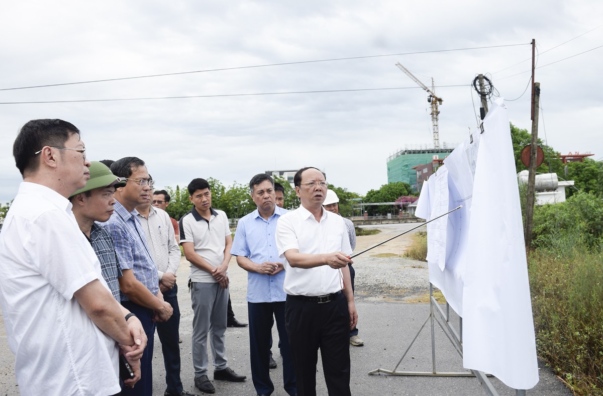 Phó Chủ tịch Thường trực UBND tỉnh Nghệ An Bùi Thanh An kiểm tra dự án Tuyến đường tránh Quốc lộ 1A đoạn Quỳnh Hậu - Quỳnh Hồng - Quỳnh Diễn - Quỳnh Giang, huyện Quỳnh Lưu (cũ) do UBND xã Quỳnh Lưu làm chủ đầu tư