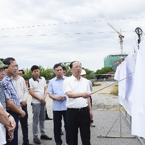 Phó Chủ tịch Thường trực UBND tỉnh Nghệ An Bùi Thanh An kiểm tra dự án Tuyến đường tránh Quốc lộ 1A đoạn Quỳnh Hậu - Quỳnh Hồng - Quỳnh Diễn - Quỳnh Giang, huyện Quỳnh Lưu (cũ) do UBND xã Quỳnh Lưu làm chủ đầu tư